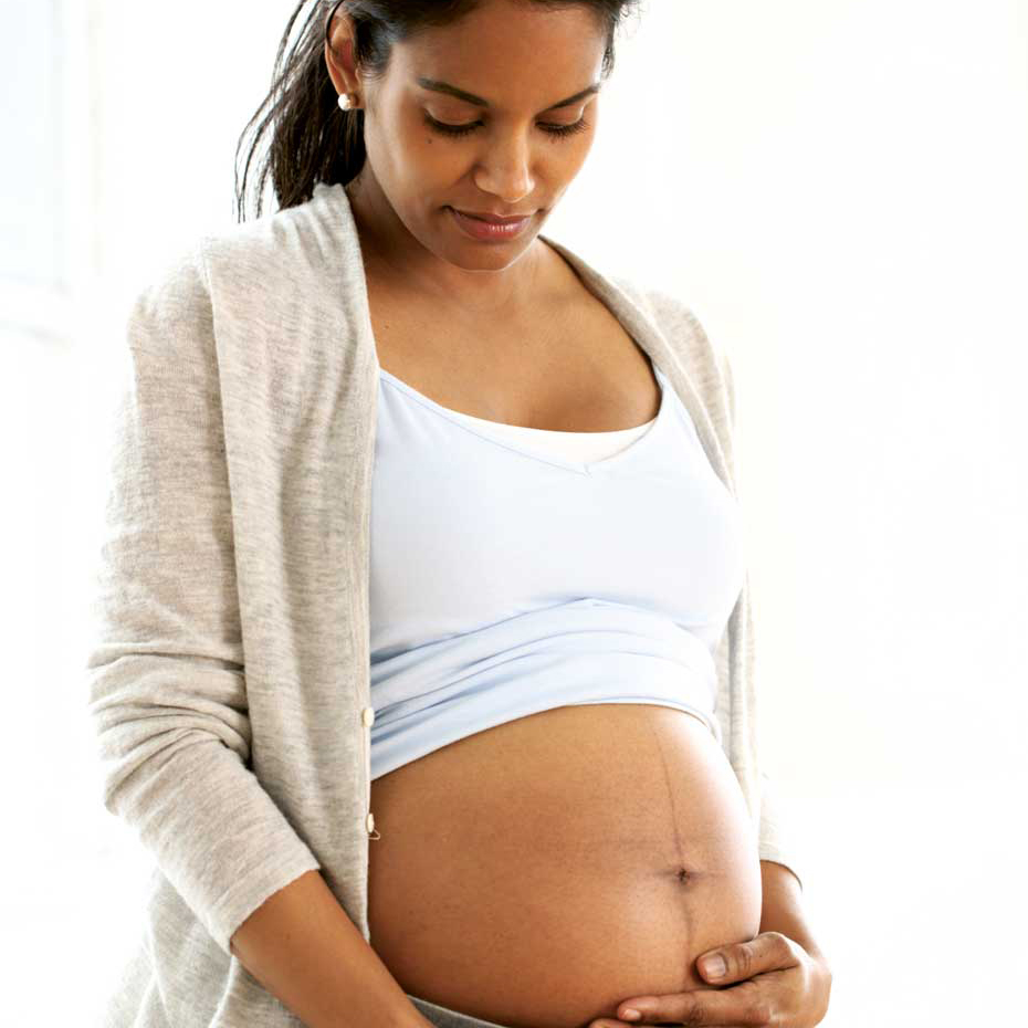 Pregnant mother with linea nigra on belly