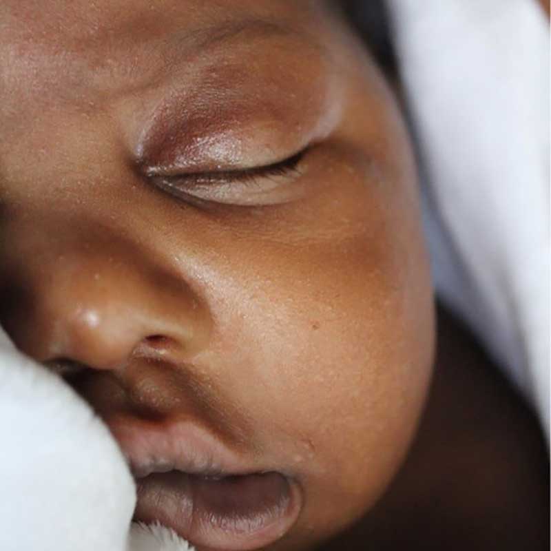 Newborn closes eyes to go to sleep