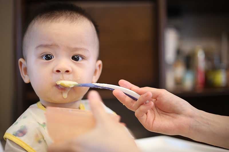 Introducing Solids: Baby-Led Weaning Vs. Spoon Feeding 