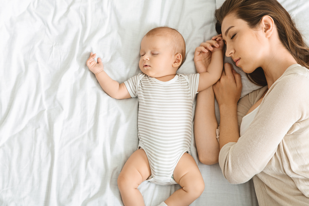 Mum and baby safely co-sleeping